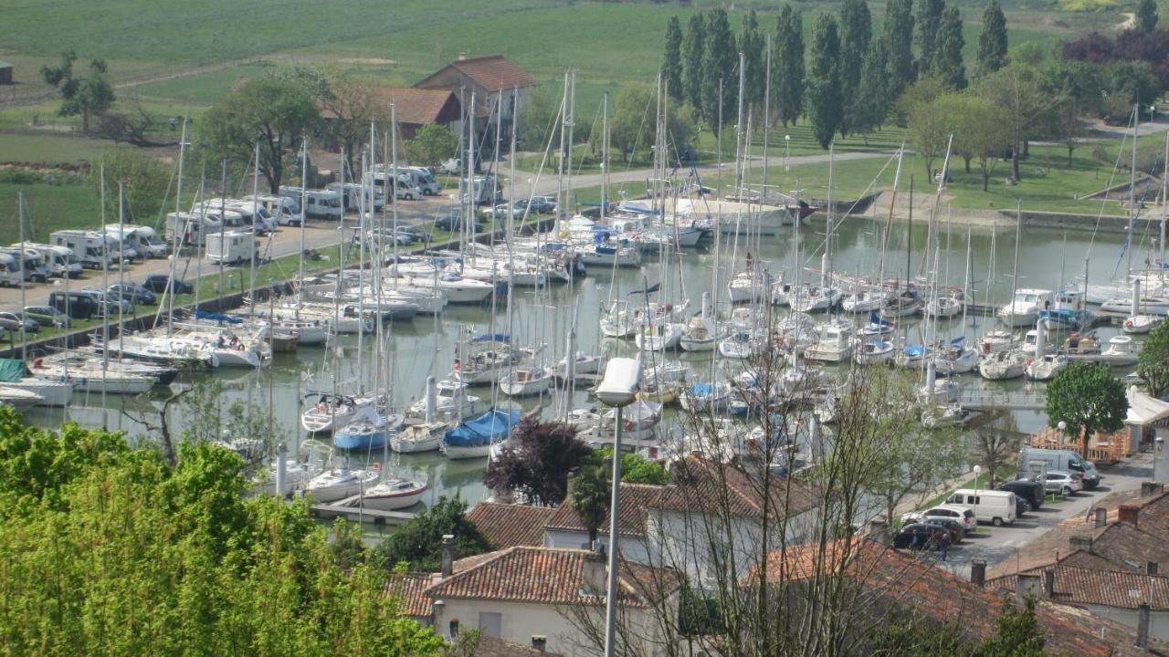 Grande maison charentaise avec vue sur le chenal superbes couchés de soleil sur l estuaire de la gironde! Mortagne-sur-Gironde Extérieur photo