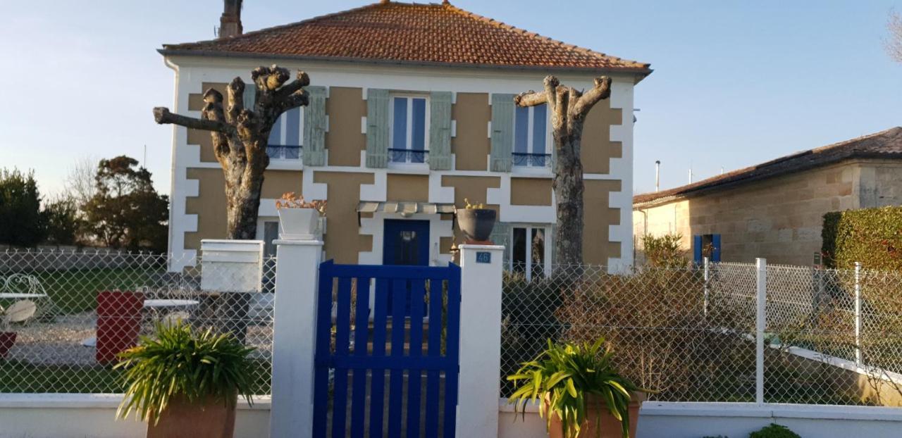 Grande maison charentaise avec vue sur le chenal superbes couchés de soleil sur l estuaire de la gironde! Mortagne-sur-Gironde Extérieur photo