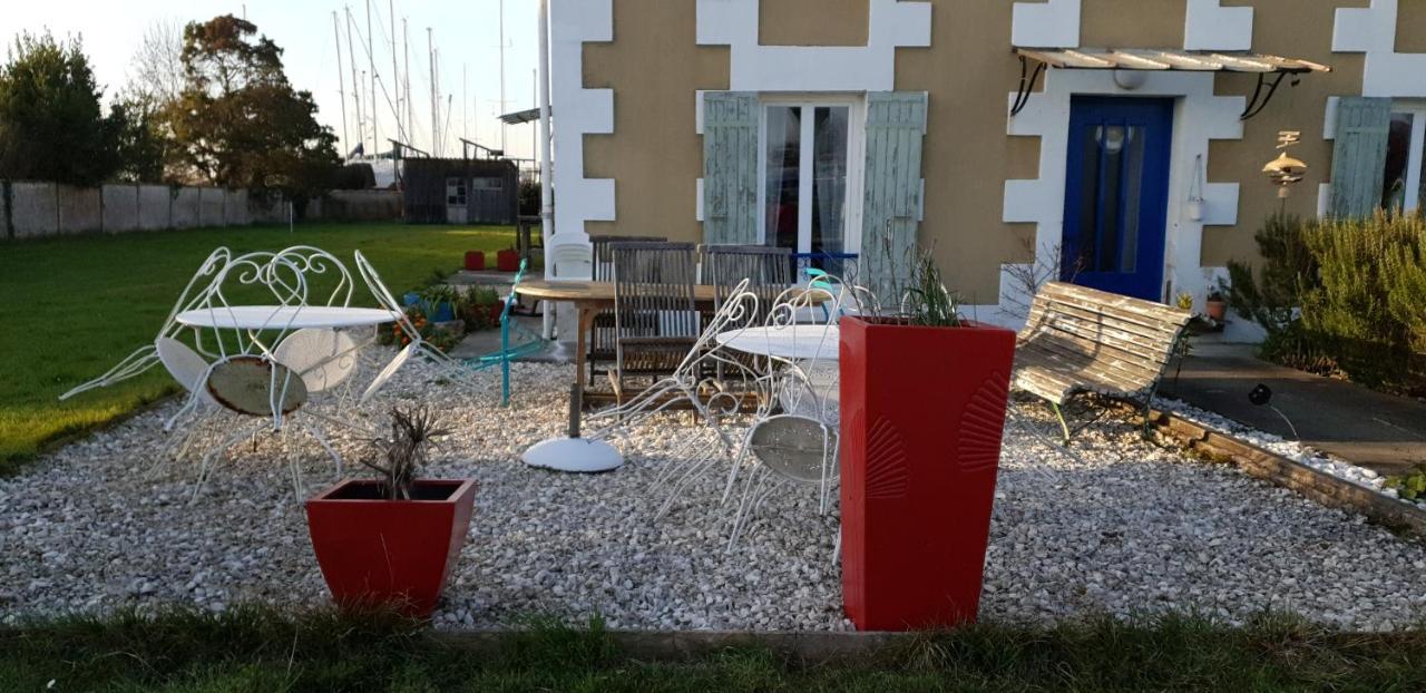 Grande maison charentaise avec vue sur le chenal superbes couchés de soleil sur l estuaire de la gironde! Mortagne-sur-Gironde Extérieur photo